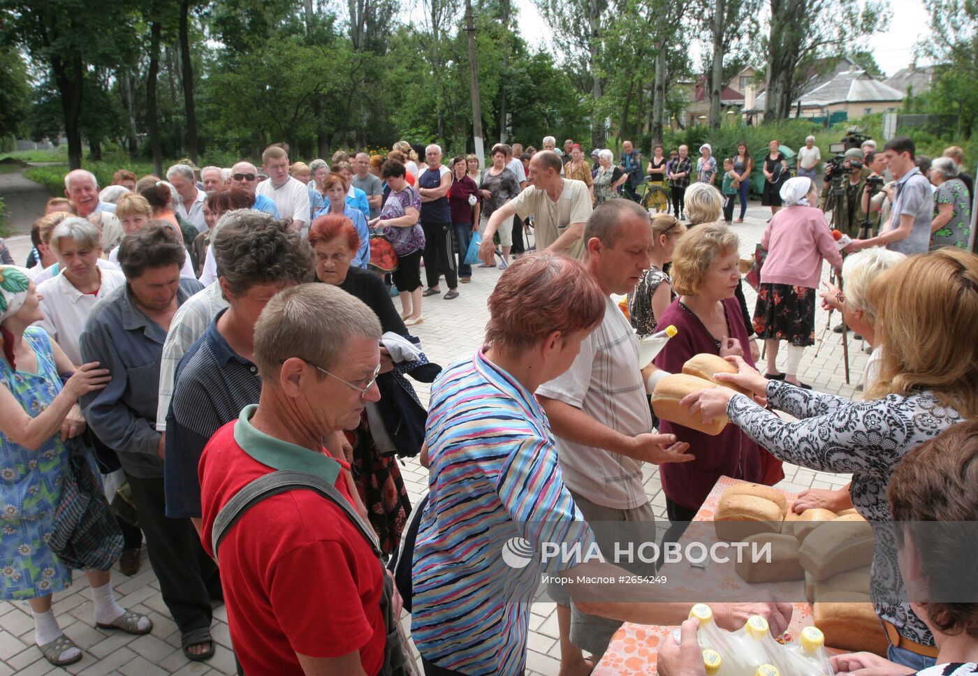 Раздача гуманитарной помощи в Донецке
