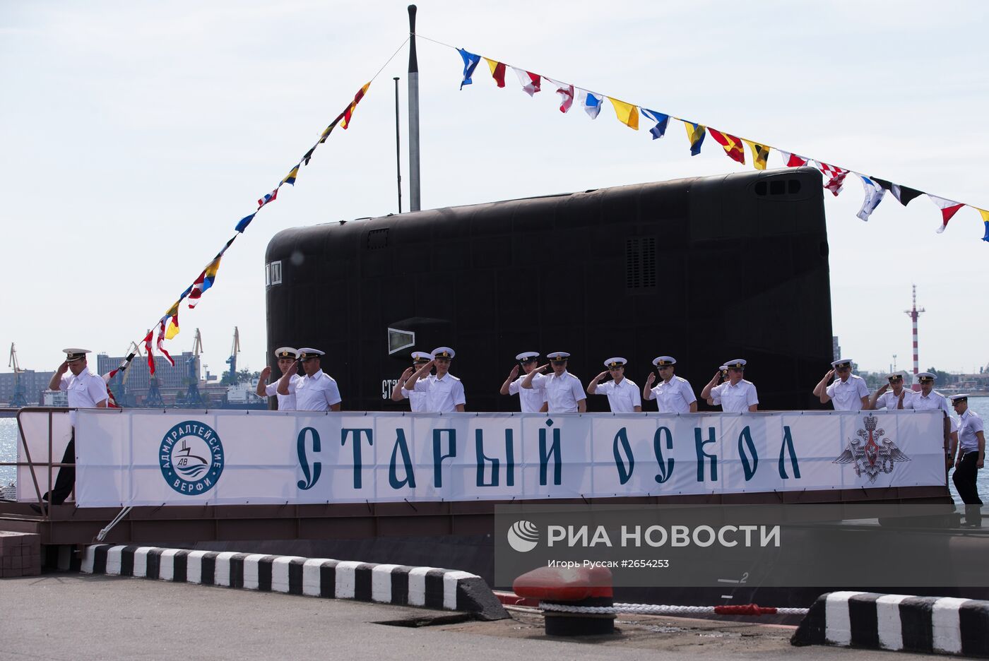 Церемония поднятия Андреевского флага на подводной лодке "Старый Оскол" в Санкт-Петербурге