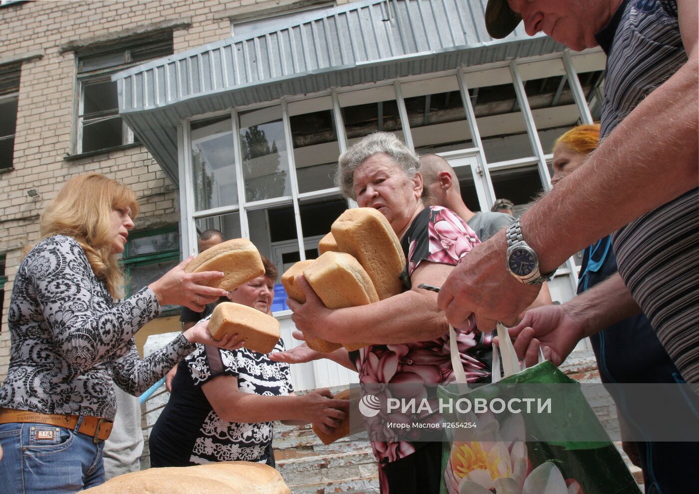 Раздача гуманитарной помощи в Донецке