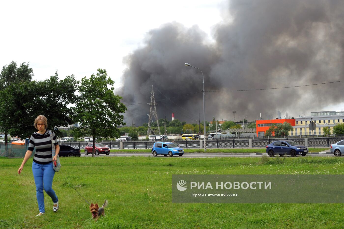 Пожар на складе с шинами на территории бывшего завода имени Лихачёва в Москве