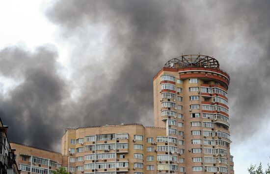 Пожар на складе с шинами на территории бывшего завода имени Лихачёва в Москве