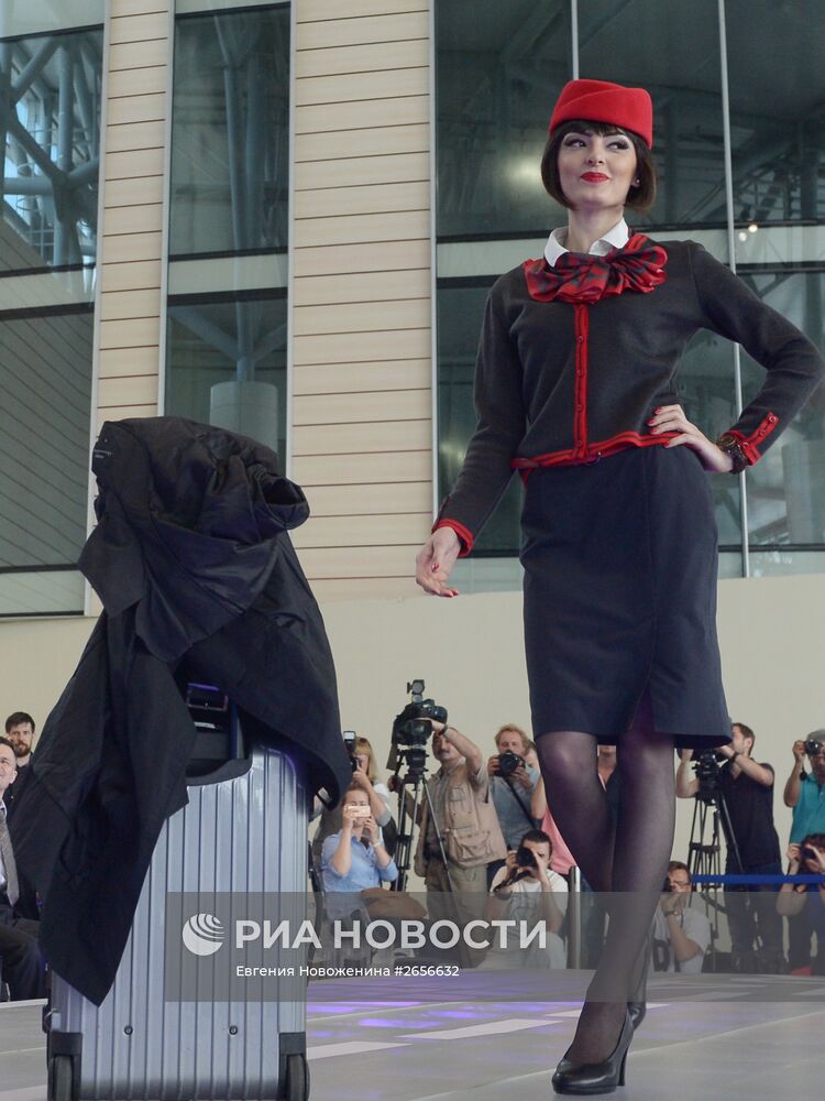 Показ униформы бортпроводников DME Runway в аэропорту Домодедово