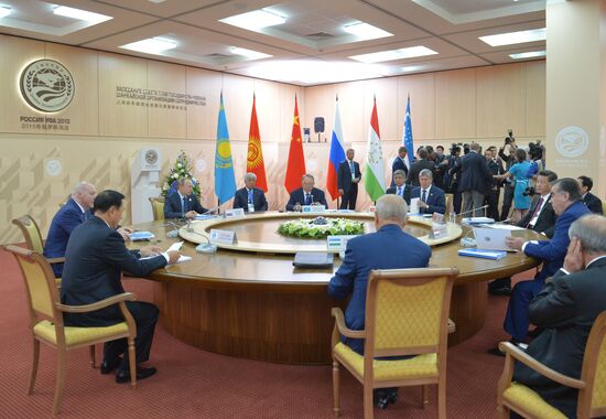 Заседание Совета глав государств-членов ШОС в узком составе