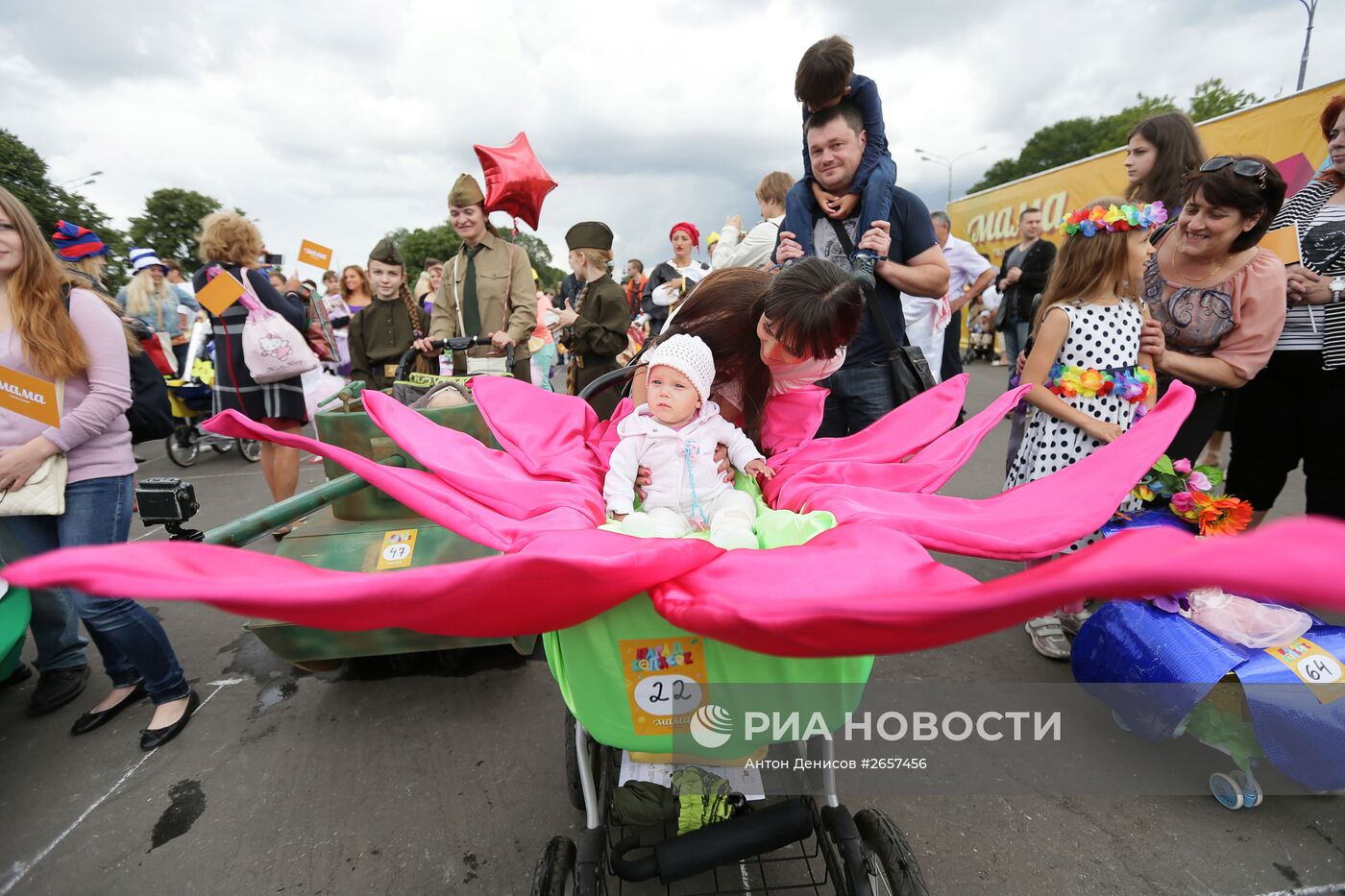 Парад колясок в Парке Горького