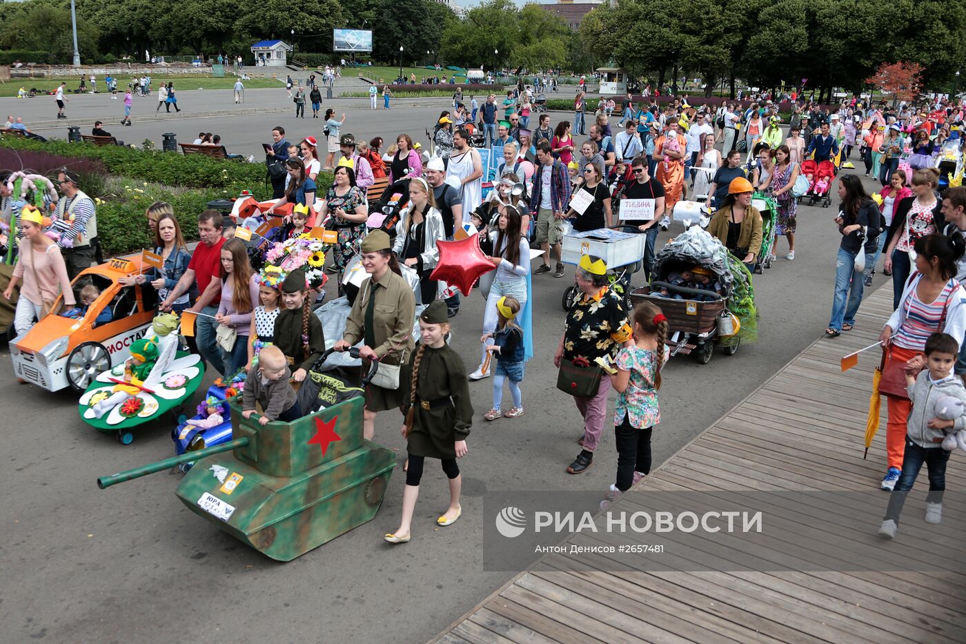 Парад колясок в Парке Горького