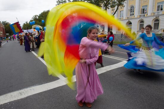 Карнавальное шествие в Петергофе в честь Дня города