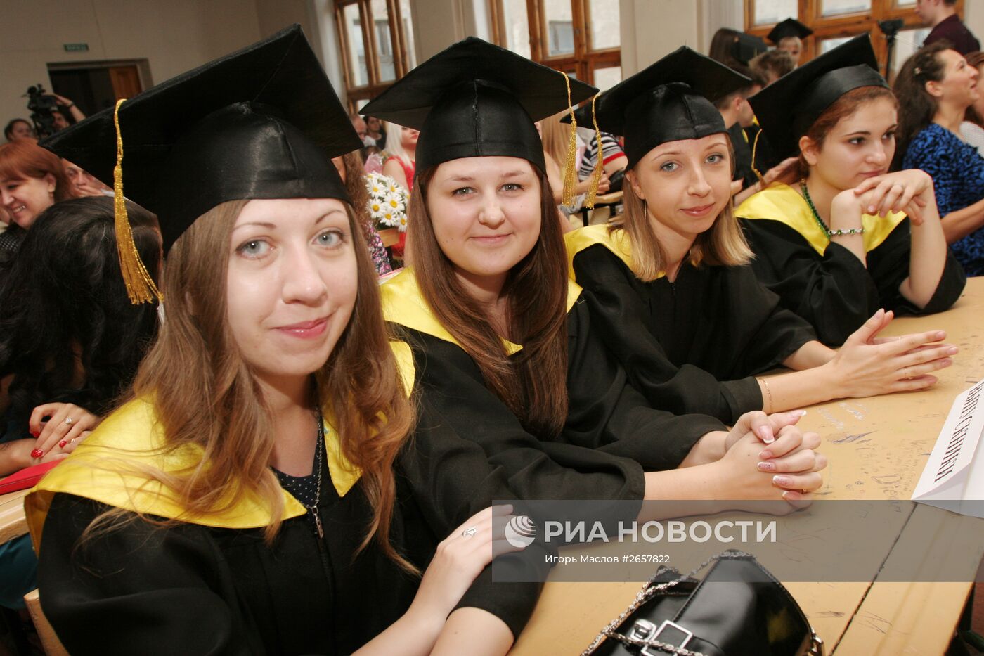 Вручение дипломов выпускникам филологического факультета ДонНУ