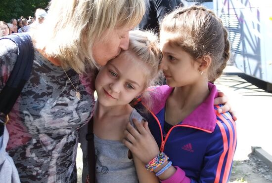 Отправка детей из Донецка на отдых в Россию