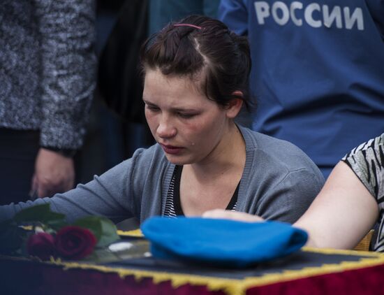 Прощание с военными, погибшими при обрушении казармы 242 учебного центра ВДВ в Омской области