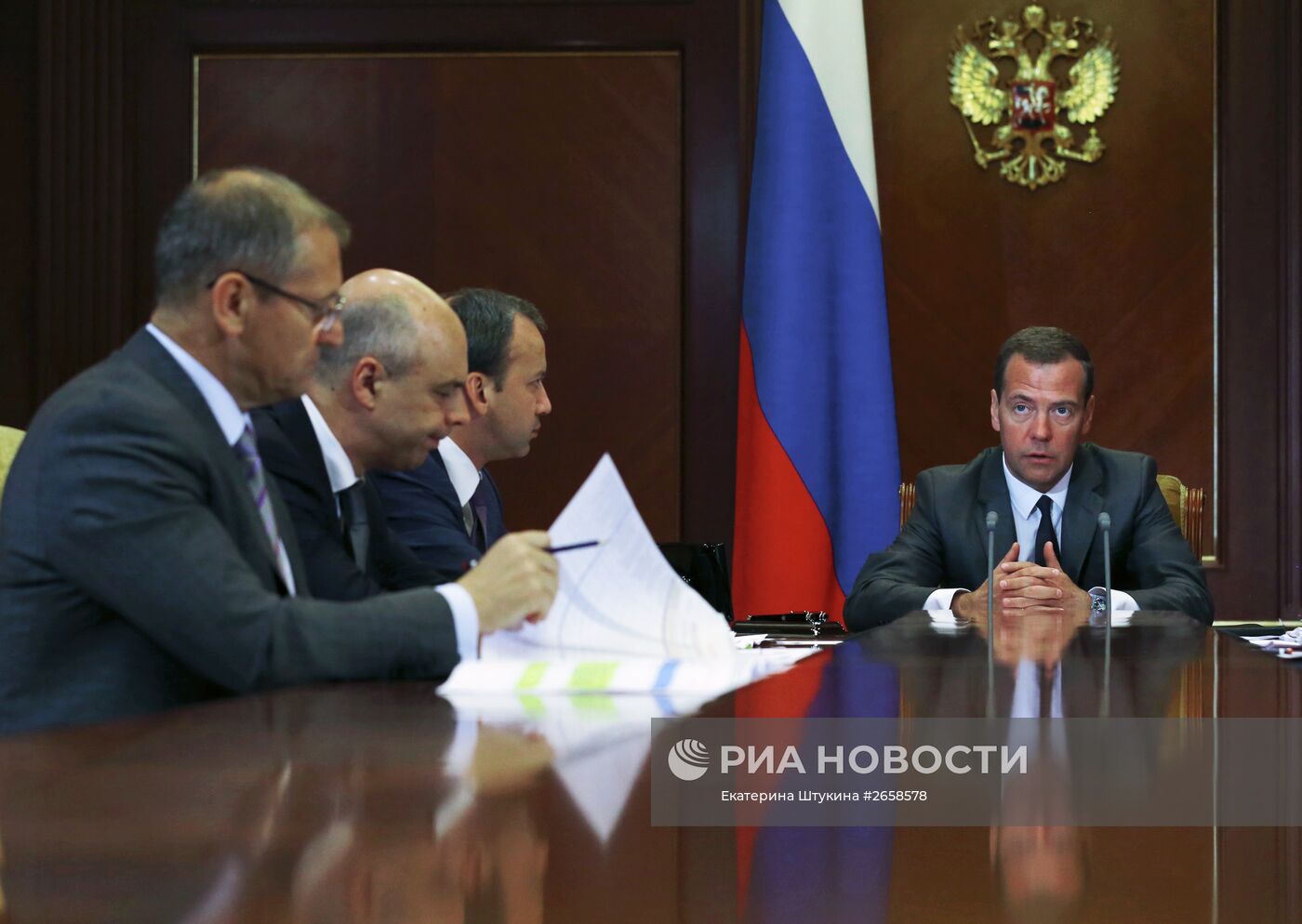 Премьер-министр РФ Д.Медведев провел совещание о расходах федерального бюджета
