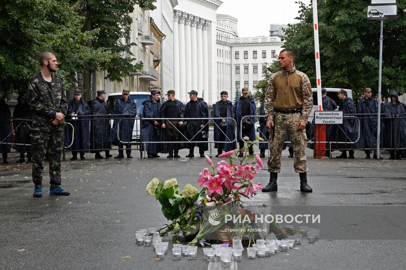 Акция протеста "Правого сектора" у здания администрации президента Украины в Киеве