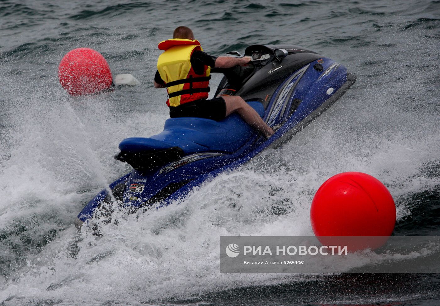 Соревнования по водно-моторному спорту среди инспекторов МЧС во Владивостоке