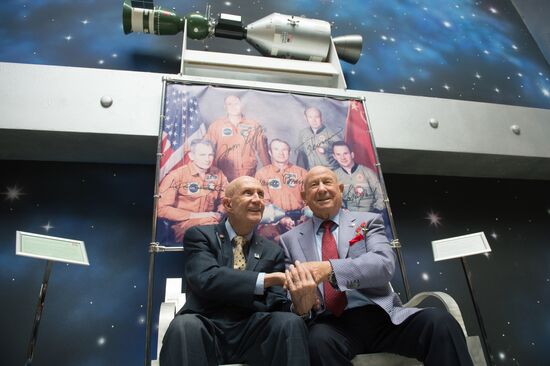 Встреча участников космической миссии "Союз-Аполлон"