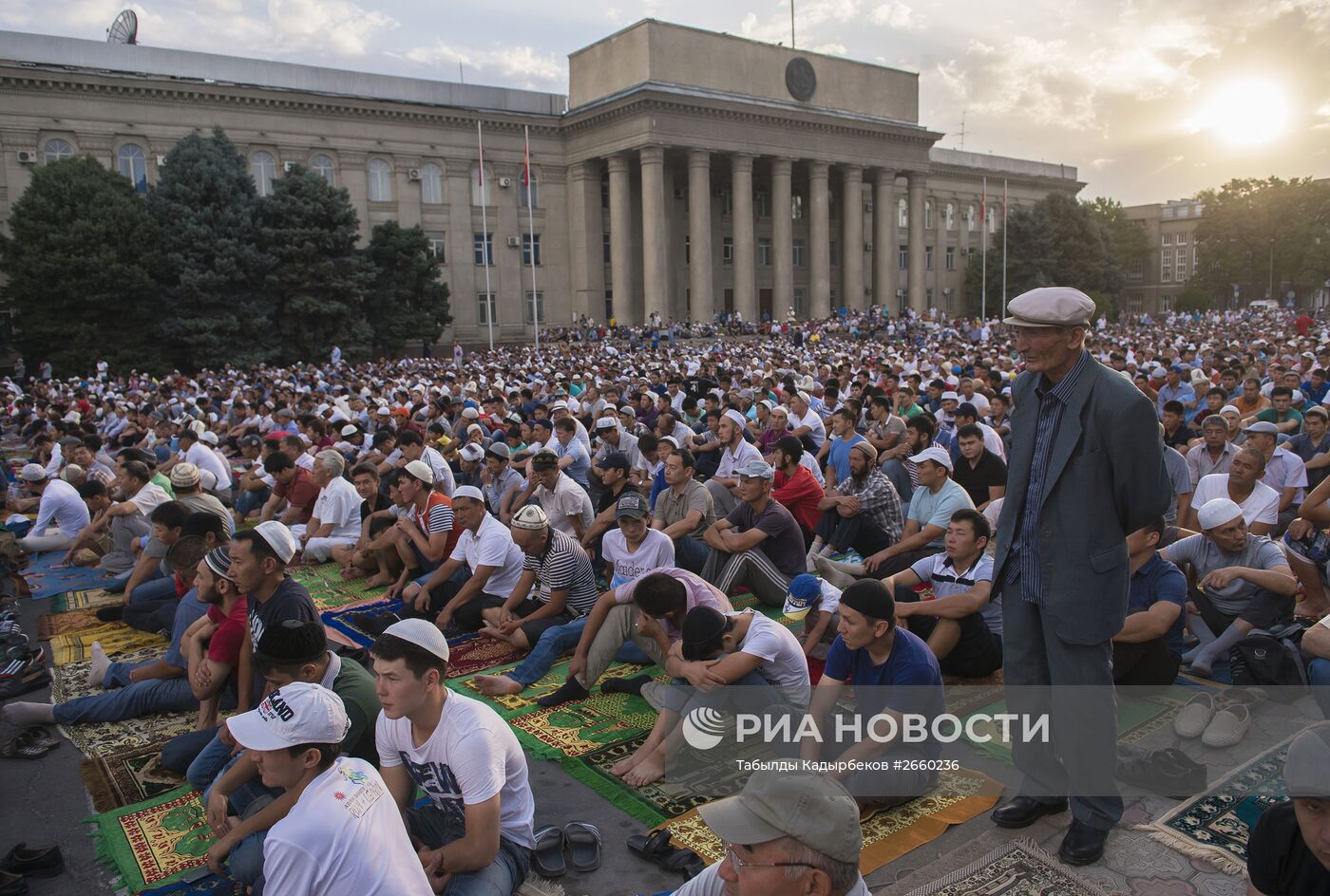 Айт-намаз в честь окончания священного месяца Рамазан в Бишкеке