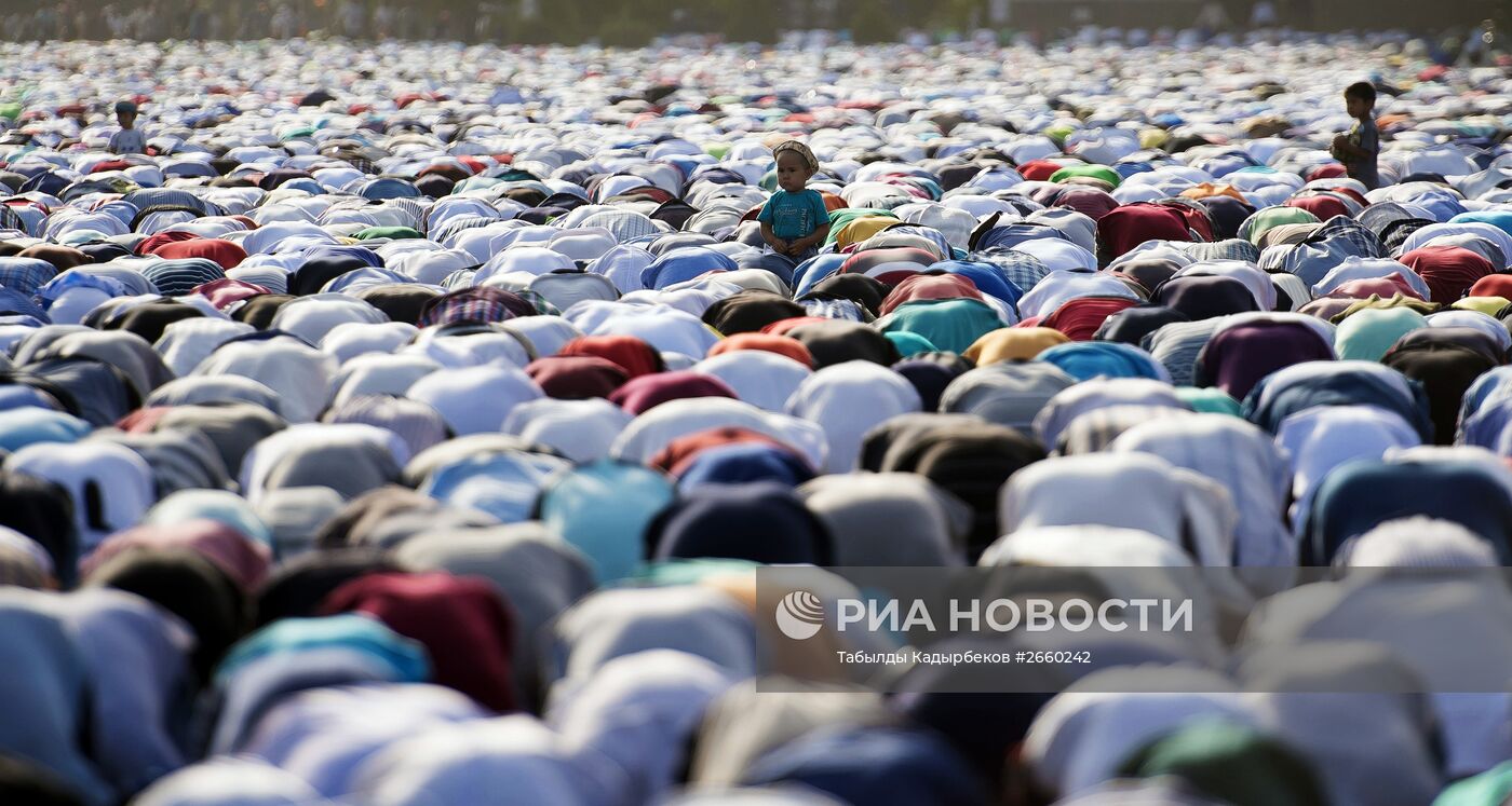 Айт-намаз в честь окончания священного месяца Рамазан в Бишкеке