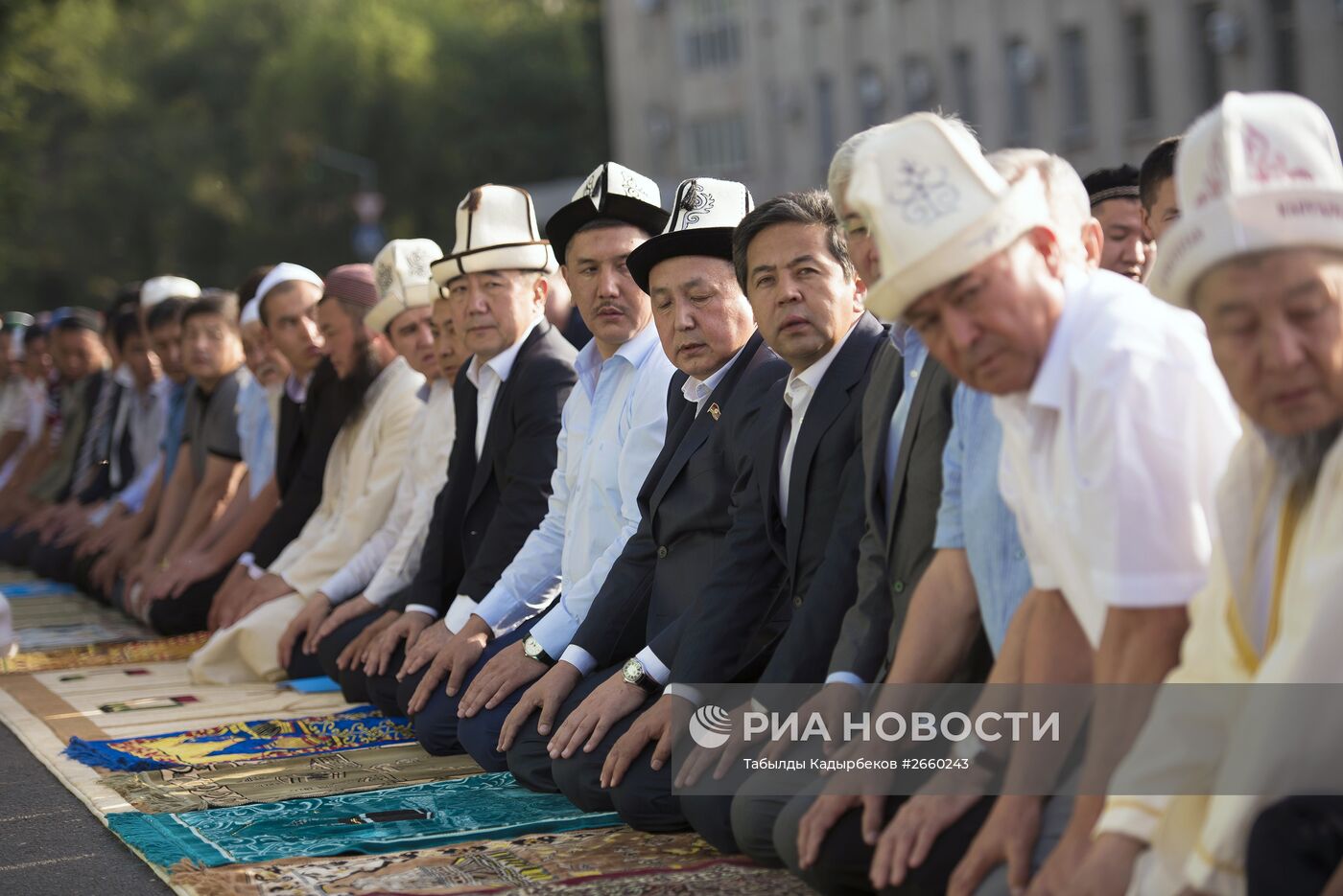 Айт-намаз в честь окончания священного месяца Рамазан в Бишкеке