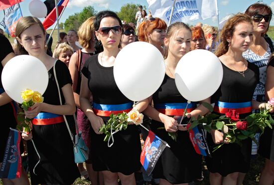 Митинг-реквием "Судьбы оборванная нить", посвященный годовщине падения "Боинга" в Донецкой области