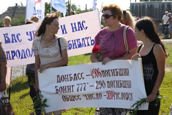 Митинг-реквием "Судьбы оборванная нить", посвященный годовщине падения "Боинга" в Донецкой области