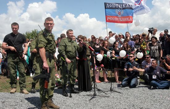 Митинг-реквием "Судьбы оборванная нить", посвященный годовщине падения "Боинга" в Донецкой области