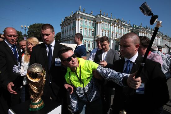 Кубок чемпионата мира по футболу прибыл в Санкт-Петербург