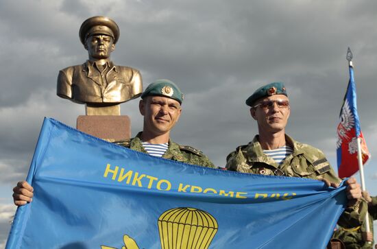 Открытие памятника советскому военачальнику Василию Маргелову в Донецке