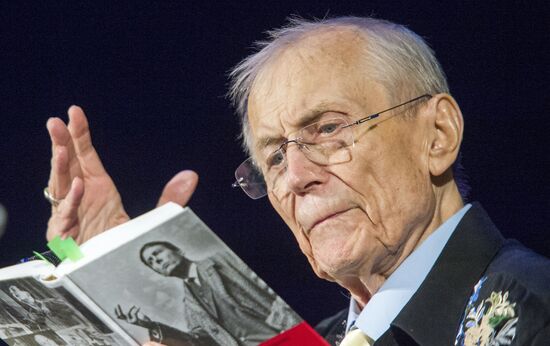 Празднование дня рождения поэта Евгения Евтушенко