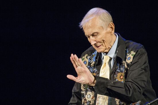 Празднование дня рождения поэта Евгения Евтушенко