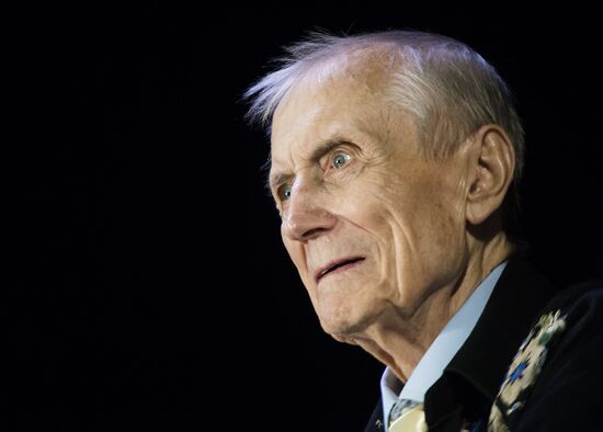 Празднование дня рождения поэта Евгения Евтушенко