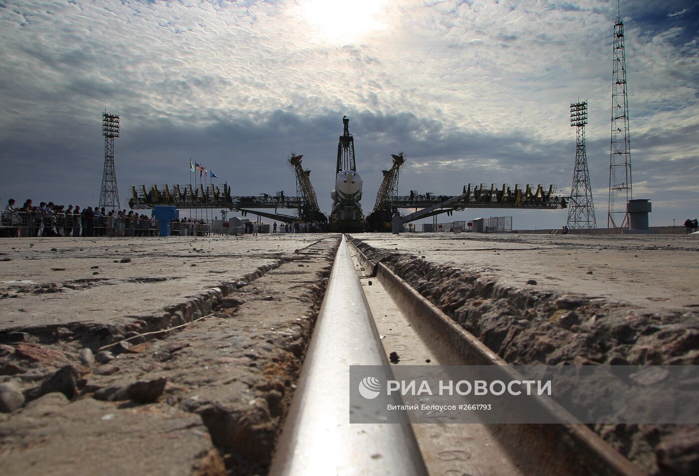 Вывоз и установка на старт ракеты "Союз ТМА-17М"