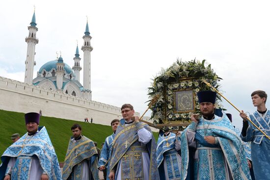 Крестный ход в праздник Казанской иконы Божией Матери