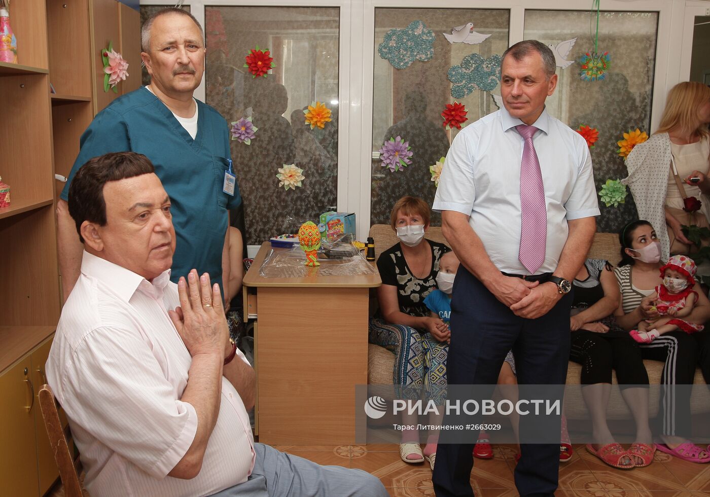 Депутат Госдумы РФ И.Кобзон посетил детскую республиканскую больницу в Симферополе.