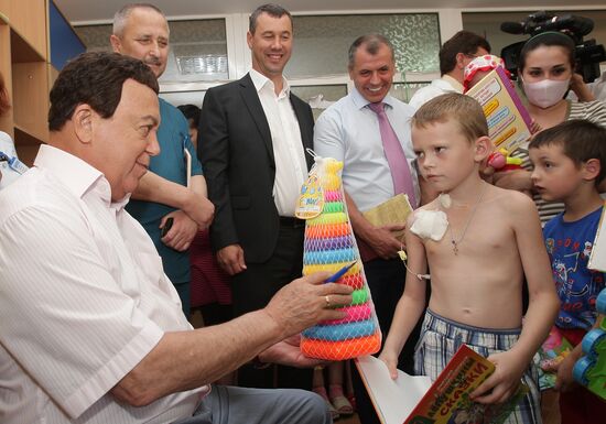 Депутат Госдумы РФ И.Кобзон посетил детскую республиканскую больницу в Симферополе.