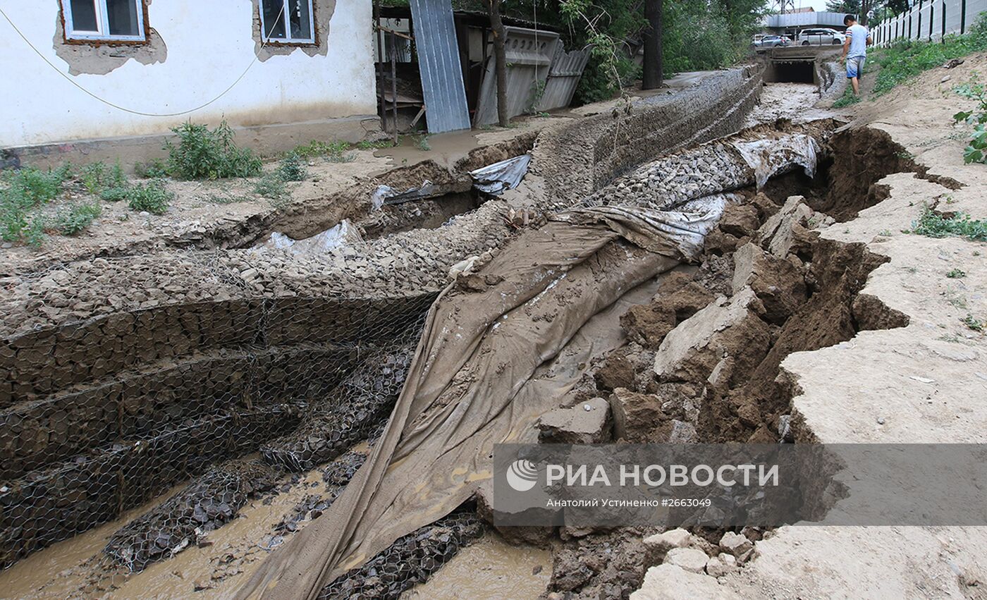 Последствия схода селевого потока в крупнейшем городе Казахстана Алма-Ате