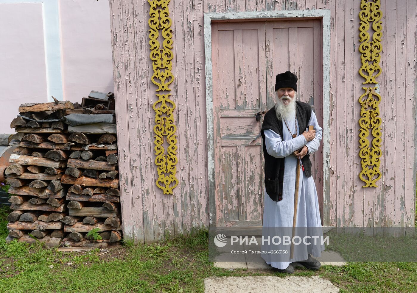 Сельский священник, настоятель храма святых Флора и Лавра в селе Флоровском в Ярославской области