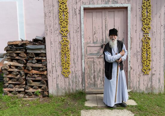 Сельский священник, настоятель храма святых Флора и Лавра в селе Флоровском в Ярославской области
