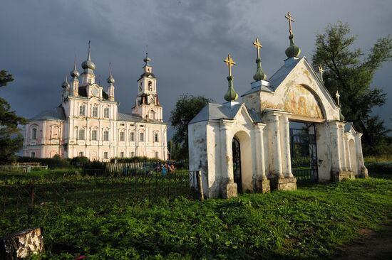 Сельский священник, настоятель храма святых Флора и Лавра в селе Флоровском в Ярославской области