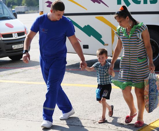 Дети из Донбасса отправлены на лечение в Москву спецбортом МЧС РФ