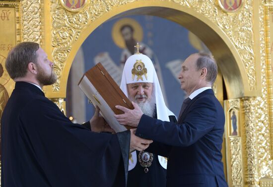 Президент РФ В.Путин посетил храм Святого Князя Владимира