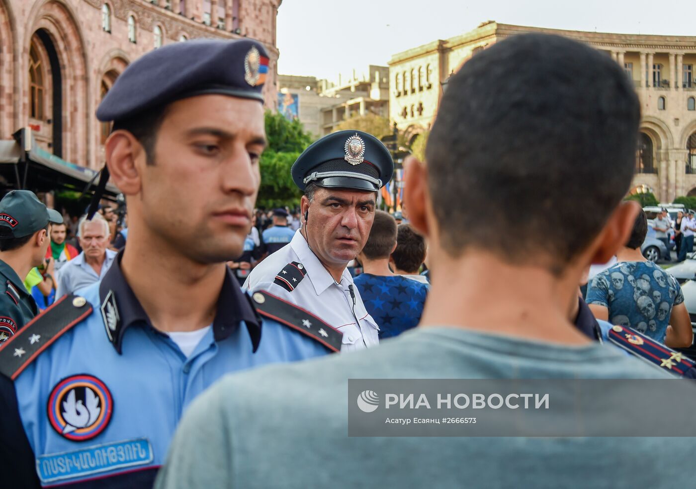 Ереванская полиция не пустила активистов движения "Вставай, Армения!" на площадь Республики