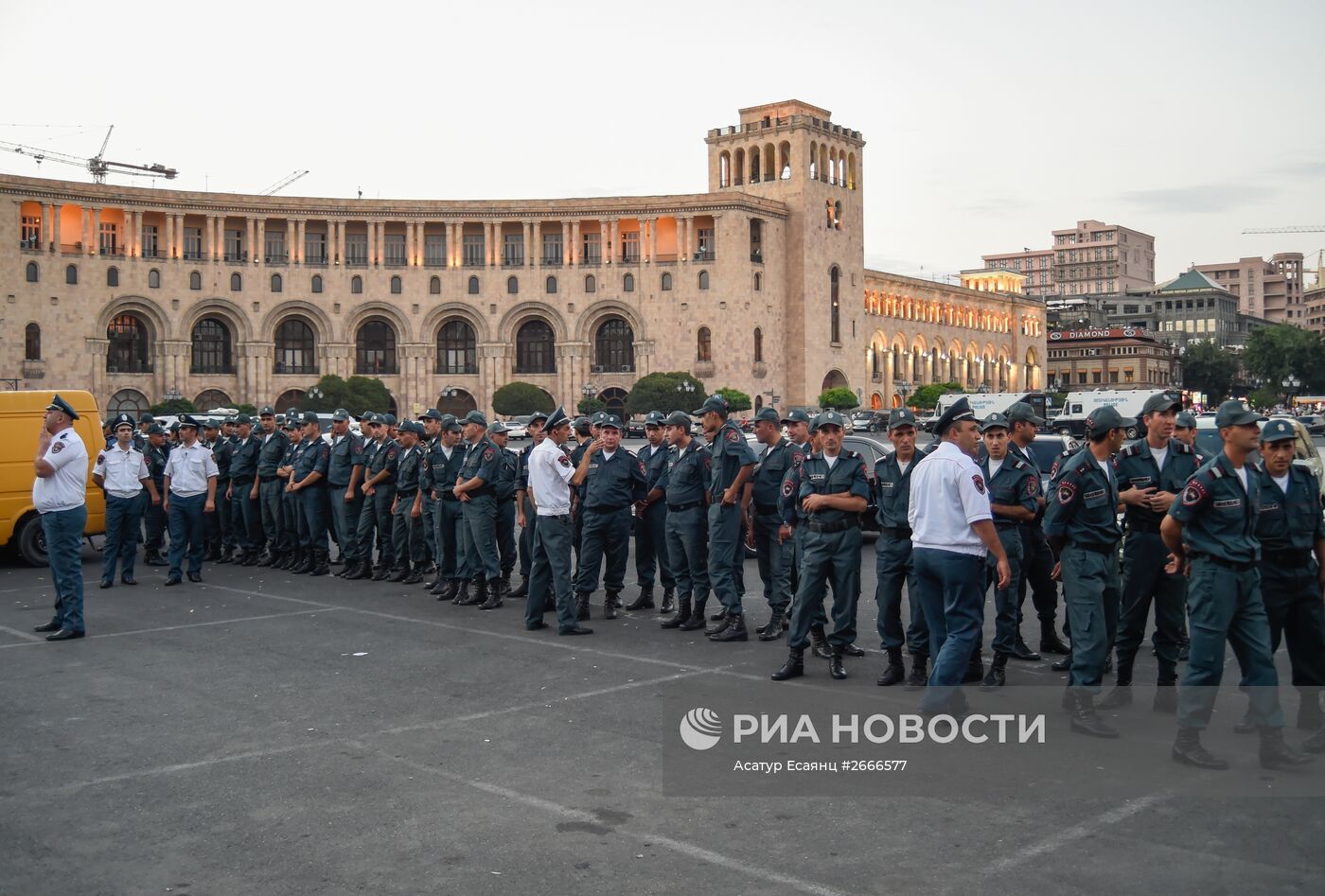 Ереванская полиция не пустила активистов движения "Вставай, Армения!" на площадь Республики