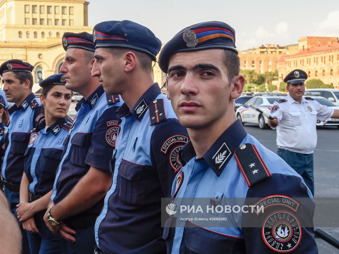 Ереванская полиция не пустила активистов движения "Вставай, Армения!" на площадь Республики
