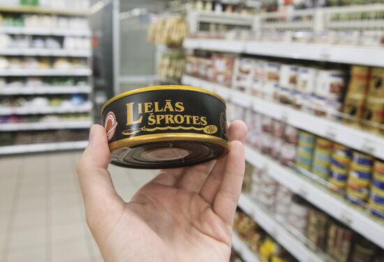 Роспотребнадзор ввел запрет на ввоз рыбных консервов из Латвии