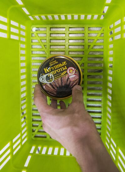 Роспотребнадзор ввел запрет на ввоз рыбных консервов из Латвии