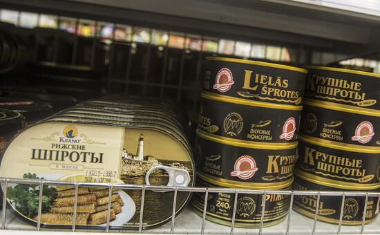 Роспотребнадзор ввел запрет на ввоз рыбных консервов из Латвии