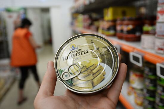 Роспотребнадзор ввел запрет на ввоз рыбных консервов из Латвии