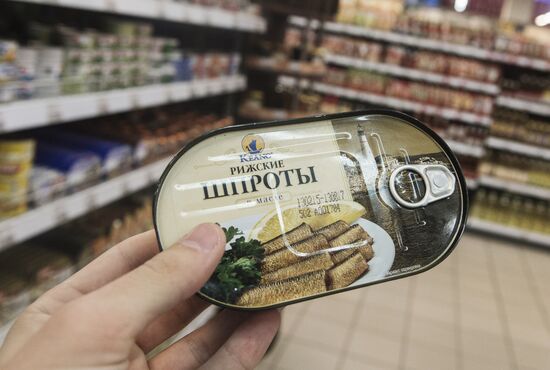 Роспотребнадзор ввел запрет на ввоз рыбных консервов из Латвии