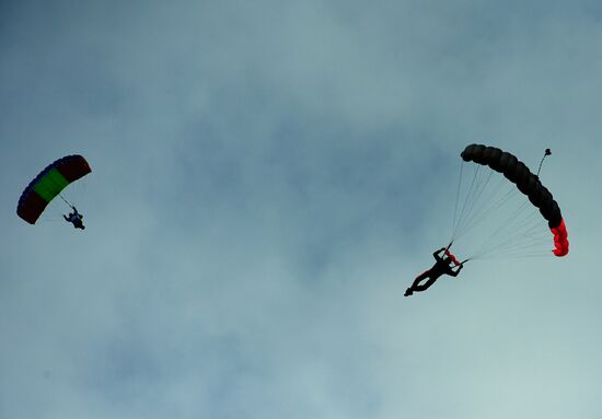 Тренировка спортсменов-парашютистов Северо-Западного федерального округа перед рекордным прыжком