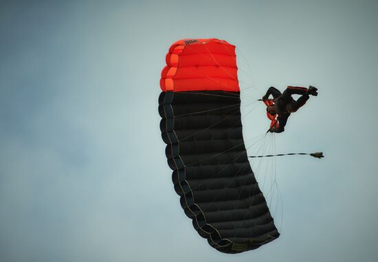 Тренировка спортсменов-парашютистов Северо-Западного федерального округа перед рекордным прыжком