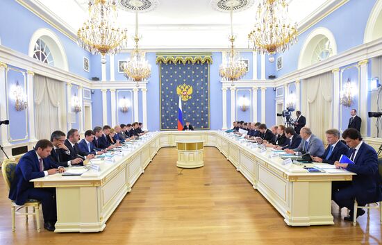 Премьер-министр РФ Д.Медведев провел заседание Правительственной комиссии по развитию СКФО