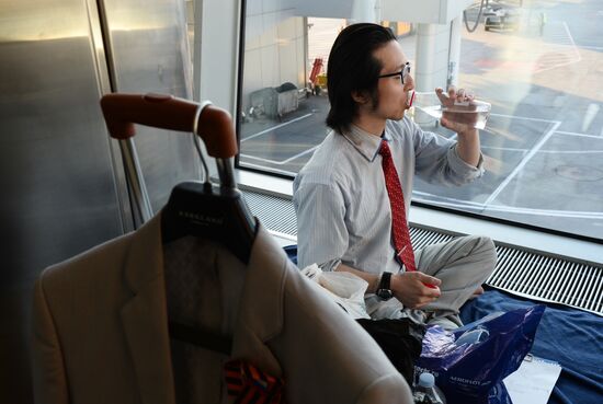 В аэропорту "Шереметьево" второй месяц живет японский журналист Тэтсуя Або